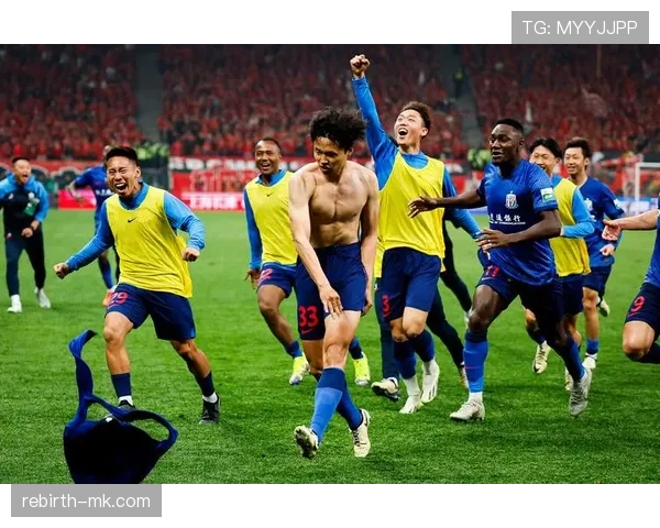 上海申花德比战激情上演：经典对决点燃球迷热情