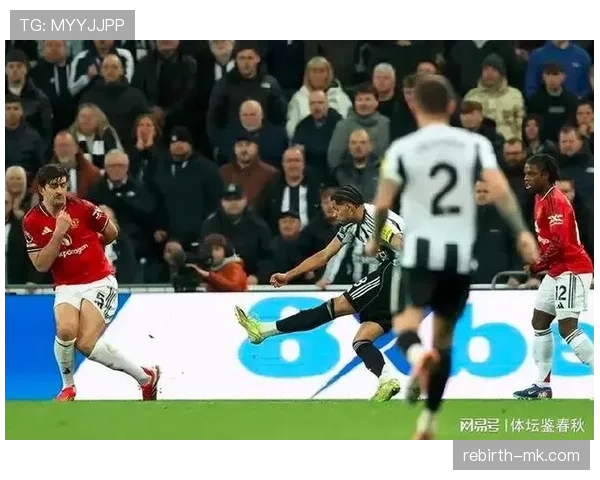 曼联防线失误频繁，防守稳定性承压已逐步反映在球队整体表现中